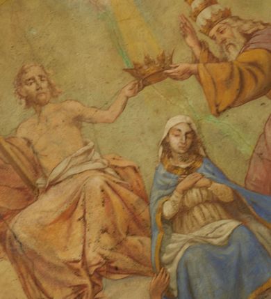 Zdjęcie nr 41: Polichromia pokrywa zarówno powierzchnię ścian, jak i sklepień kościoła, jednak zdecydowanie bardziej dekoracyjne motywy pojawiają się w górnych partiach murów. Dominuje stylizowana ornamentyka roślinna na błękitnym tle, utrzymana w jasnych, żywych tonacjach zróżnicowanych kolorów. Szerokie bordiury o tworzących je fantazyjnych formach i roślinności ujmują niewielkich rozmiarów sceny figuralne umiejscowione pośrodku sklepienia każdego z przęseł kościoła. Kompozycje, o zbliżonych do owalu kształtach przedstawiają: Śmierć św. Józefa w ostatnim przęśle nawy, Ukoronowanie Matki Boskiej na przecięciu nawy z transeptem oraz Wniebowzięcie Najświętszej Marii Panny w przęśle prezbiterium. W konsze absydy ukazana jest scena adoracji kielicha eucharystycznego przez anioły o tęczowych skrzydłach, ubrane w barwne, wzorzyste szaty. Po lewej stronie kościoła, na ścianie transeptu jest ukazana na tle pejzażu scena Chrztu Jezusa. 