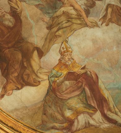 Zdjęcie nr 48: Polichromia pokrywa zarówno powierzchnię ścian, jak i sklepień kościoła, jednak zdecydowanie bardziej dekoracyjne motywy pojawiają się w górnych partiach murów. Dominuje stylizowana ornamentyka roślinna na błękitnym tle, utrzymana w jasnych, żywych tonacjach zróżnicowanych kolorów. Szerokie bordiury o tworzących je fantazyjnych formach i roślinności ujmują niewielkich rozmiarów sceny figuralne umiejscowione pośrodku sklepienia każdego z przęseł kościoła. Kompozycje, o zbliżonych do owalu kształtach przedstawiają: Śmierć św. Józefa w ostatnim przęśle nawy, Ukoronowanie Matki Boskiej na przecięciu nawy z transeptem oraz Wniebowzięcie Najświętszej Marii Panny w przęśle prezbiterium. W konsze absydy ukazana jest scena adoracji kielicha eucharystycznego przez anioły o tęczowych skrzydłach, ubrane w barwne, wzorzyste szaty. Po lewej stronie kościoła, na ścianie transeptu jest ukazana na tle pejzażu scena Chrztu Jezusa. 