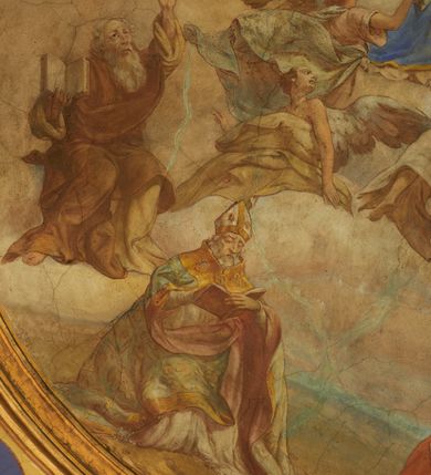 Zdjęcie nr 49: Polichromia pokrywa zarówno powierzchnię ścian, jak i sklepień kościoła, jednak zdecydowanie bardziej dekoracyjne motywy pojawiają się w górnych partiach murów. Dominuje stylizowana ornamentyka roślinna na błękitnym tle, utrzymana w jasnych, żywych tonacjach zróżnicowanych kolorów. Szerokie bordiury o tworzących je fantazyjnych formach i roślinności ujmują niewielkich rozmiarów sceny figuralne umiejscowione pośrodku sklepienia każdego z przęseł kościoła. Kompozycje, o zbliżonych do owalu kształtach przedstawiają: Śmierć św. Józefa w ostatnim przęśle nawy, Ukoronowanie Matki Boskiej na przecięciu nawy z transeptem oraz Wniebowzięcie Najświętszej Marii Panny w przęśle prezbiterium. W konsze absydy ukazana jest scena adoracji kielicha eucharystycznego przez anioły o tęczowych skrzydłach, ubrane w barwne, wzorzyste szaty. Po lewej stronie kościoła, na ścianie transeptu jest ukazana na tle pejzażu scena Chrztu Jezusa. 