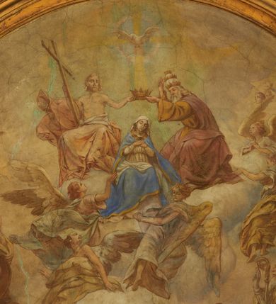 Zdjęcie nr 38: Polichromia pokrywa zarówno powierzchnię ścian, jak i sklepień kościoła, jednak zdecydowanie bardziej dekoracyjne motywy pojawiają się w górnych partiach murów. Dominuje stylizowana ornamentyka roślinna na błękitnym tle, utrzymana w jasnych, żywych tonacjach zróżnicowanych kolorów. Szerokie bordiury o tworzących je fantazyjnych formach i roślinności ujmują niewielkich rozmiarów sceny figuralne umiejscowione pośrodku sklepienia każdego z przęseł kościoła. Kompozycje, o zbliżonych do owalu kształtach przedstawiają: Śmierć św. Józefa w ostatnim przęśle nawy, Ukoronowanie Matki Boskiej na przecięciu nawy z transeptem oraz Wniebowzięcie Najświętszej Marii Panny w przęśle prezbiterium. W konsze absydy ukazana jest scena adoracji kielicha eucharystycznego przez anioły o tęczowych skrzydłach, ubrane w barwne, wzorzyste szaty. Po lewej stronie kościoła, na ścianie transeptu jest ukazana na tle pejzażu scena Chrztu Jezusa. 