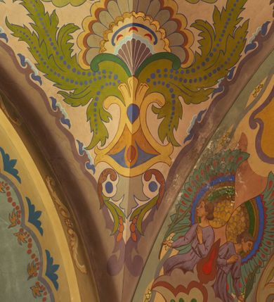 Zdjęcie nr 11: Polichromia pokrywa zarówno powierzchnię ścian, jak i sklepień kościoła, jednak zdecydowanie bardziej dekoracyjne motywy pojawiają się w górnych partiach murów. Dominuje stylizowana ornamentyka roślinna na błękitnym tle, utrzymana w jasnych, żywych tonacjach zróżnicowanych kolorów. Szerokie bordiury o tworzących je fantazyjnych formach i roślinności ujmują niewielkich rozmiarów sceny figuralne umiejscowione pośrodku sklepienia każdego z przęseł kościoła. Kompozycje, o zbliżonych do owalu kształtach przedstawiają: Śmierć św. Józefa w ostatnim przęśle nawy, Ukoronowanie Matki Boskiej na przecięciu nawy z transeptem oraz Wniebowzięcie Najświętszej Marii Panny w przęśle prezbiterium. W konsze absydy ukazana jest scena adoracji kielicha eucharystycznego przez anioły o tęczowych skrzydłach, ubrane w barwne, wzorzyste szaty. Po lewej stronie kościoła, na ścianie transeptu jest ukazana na tle pejzażu scena Chrztu Jezusa. 