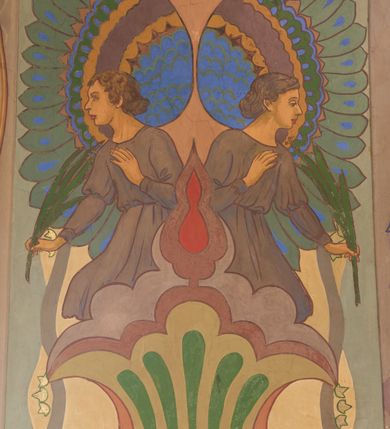 Zdjęcie nr 8: Polichromia pokrywa zarówno powierzchnię ścian, jak i sklepień kościoła, jednak zdecydowanie bardziej dekoracyjne motywy pojawiają się w górnych partiach murów. Dominuje stylizowana ornamentyka roślinna na błękitnym tle, utrzymana w jasnych, żywych tonacjach zróżnicowanych kolorów. Szerokie bordiury o tworzących je fantazyjnych formach i roślinności ujmują niewielkich rozmiarów sceny figuralne umiejscowione pośrodku sklepienia każdego z przęseł kościoła. Kompozycje, o zbliżonych do owalu kształtach przedstawiają: Śmierć św. Józefa w ostatnim przęśle nawy, Ukoronowanie Matki Boskiej na przecięciu nawy z transeptem oraz Wniebowzięcie Najświętszej Marii Panny w przęśle prezbiterium. W konsze absydy ukazana jest scena adoracji kielicha eucharystycznego przez anioły o tęczowych skrzydłach, ubrane w barwne, wzorzyste szaty. Po lewej stronie kościoła, na ścianie transeptu jest ukazana na tle pejzażu scena Chrztu Jezusa. 