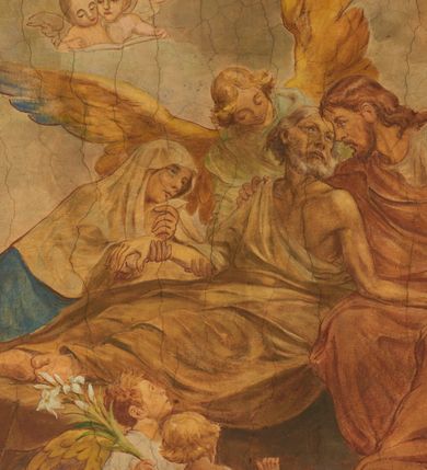 Zdjęcie nr 24: Polichromia pokrywa zarówno powierzchnię ścian, jak i sklepień kościoła, jednak zdecydowanie bardziej dekoracyjne motywy pojawiają się w górnych partiach murów. Dominuje stylizowana ornamentyka roślinna na błękitnym tle, utrzymana w jasnych, żywych tonacjach zróżnicowanych kolorów. Szerokie bordiury o tworzących je fantazyjnych formach i roślinności ujmują niewielkich rozmiarów sceny figuralne umiejscowione pośrodku sklepienia każdego z przęseł kościoła. Kompozycje, o zbliżonych do owalu kształtach przedstawiają: Śmierć św. Józefa w ostatnim przęśle nawy, Ukoronowanie Matki Boskiej na przecięciu nawy z transeptem oraz Wniebowzięcie Najświętszej Marii Panny w przęśle prezbiterium. W konsze absydy ukazana jest scena adoracji kielicha eucharystycznego przez anioły o tęczowych skrzydłach, ubrane w barwne, wzorzyste szaty. Po lewej stronie kościoła, na ścianie transeptu jest ukazana na tle pejzażu scena Chrztu Jezusa. 