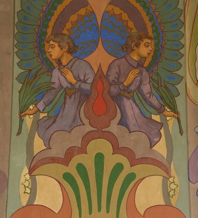 Zdjęcie nr 9: Polichromia pokrywa zarówno powierzchnię ścian, jak i sklepień kościoła, jednak zdecydowanie bardziej dekoracyjne motywy pojawiają się w górnych partiach murów. Dominuje stylizowana ornamentyka roślinna na błękitnym tle, utrzymana w jasnych, żywych tonacjach zróżnicowanych kolorów. Szerokie bordiury o tworzących je fantazyjnych formach i roślinności ujmują niewielkich rozmiarów sceny figuralne umiejscowione pośrodku sklepienia każdego z przęseł kościoła. Kompozycje, o zbliżonych do owalu kształtach przedstawiają: Śmierć św. Józefa w ostatnim przęśle nawy, Ukoronowanie Matki Boskiej na przecięciu nawy z transeptem oraz Wniebowzięcie Najświętszej Marii Panny w przęśle prezbiterium. W konsze absydy ukazana jest scena adoracji kielicha eucharystycznego przez anioły o tęczowych skrzydłach, ubrane w barwne, wzorzyste szaty. Po lewej stronie kościoła, na ścianie transeptu jest ukazana na tle pejzażu scena Chrztu Jezusa. 