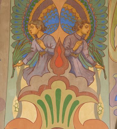 Zdjęcie nr 10: Polichromia pokrywa zarówno powierzchnię ścian, jak i sklepień kościoła, jednak zdecydowanie bardziej dekoracyjne motywy pojawiają się w górnych partiach murów. Dominuje stylizowana ornamentyka roślinna na błękitnym tle, utrzymana w jasnych, żywych tonacjach zróżnicowanych kolorów. Szerokie bordiury o tworzących je fantazyjnych formach i roślinności ujmują niewielkich rozmiarów sceny figuralne umiejscowione pośrodku sklepienia każdego z przęseł kościoła. Kompozycje, o zbliżonych do owalu kształtach przedstawiają: Śmierć św. Józefa w ostatnim przęśle nawy, Ukoronowanie Matki Boskiej na przecięciu nawy z transeptem oraz Wniebowzięcie Najświętszej Marii Panny w przęśle prezbiterium. W konsze absydy ukazana jest scena adoracji kielicha eucharystycznego przez anioły o tęczowych skrzydłach, ubrane w barwne, wzorzyste szaty. Po lewej stronie kościoła, na ścianie transeptu jest ukazana na tle pejzażu scena Chrztu Jezusa. 