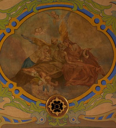 Zdjęcie nr 22: Polichromia pokrywa zarówno powierzchnię ścian, jak i sklepień kościoła, jednak zdecydowanie bardziej dekoracyjne motywy pojawiają się w górnych partiach murów. Dominuje stylizowana ornamentyka roślinna na błękitnym tle, utrzymana w jasnych, żywych tonacjach zróżnicowanych kolorów. Szerokie bordiury o tworzących je fantazyjnych formach i roślinności ujmują niewielkich rozmiarów sceny figuralne umiejscowione pośrodku sklepienia każdego z przęseł kościoła. Kompozycje, o zbliżonych do owalu kształtach przedstawiają: Śmierć św. Józefa w ostatnim przęśle nawy, Ukoronowanie Matki Boskiej na przecięciu nawy z transeptem oraz Wniebowzięcie Najświętszej Marii Panny w przęśle prezbiterium. W konsze absydy ukazana jest scena adoracji kielicha eucharystycznego przez anioły o tęczowych skrzydłach, ubrane w barwne, wzorzyste szaty. Po lewej stronie kościoła, na ścianie transeptu jest ukazana na tle pejzażu scena Chrztu Jezusa. 