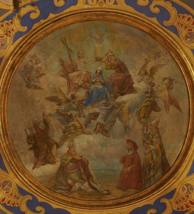 Zdjęcie nr 37: Polichromia pokrywa zarówno powierzchnię ścian, jak i sklepień kościoła, jednak zdecydowanie bardziej dekoracyjne motywy pojawiają się w górnych partiach murów. Dominuje stylizowana ornamentyka roślinna na błękitnym tle, utrzymana w jasnych, żywych tonacjach zróżnicowanych kolorów. Szerokie bordiury o tworzących je fantazyjnych formach i roślinności ujmują niewielkich rozmiarów sceny figuralne umiejscowione pośrodku sklepienia każdego z przęseł kościoła. Kompozycje, o zbliżonych do owalu kształtach przedstawiają: Śmierć św. Józefa w ostatnim przęśle nawy, Ukoronowanie Matki Boskiej na przecięciu nawy z transeptem oraz Wniebowzięcie Najświętszej Marii Panny w przęśle prezbiterium. W konsze absydy ukazana jest scena adoracji kielicha eucharystycznego przez anioły o tęczowych skrzydłach, ubrane w barwne, wzorzyste szaty. Po lewej stronie kościoła, na ścianie transeptu jest ukazana na tle pejzażu scena Chrztu Jezusa. 