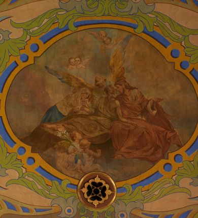 Zdjęcie nr 21: Polichromia pokrywa zarówno powierzchnię ścian, jak i sklepień kościoła, jednak zdecydowanie bardziej dekoracyjne motywy pojawiają się w górnych partiach murów. Dominuje stylizowana ornamentyka roślinna na błękitnym tle, utrzymana w jasnych, żywych tonacjach zróżnicowanych kolorów. Szerokie bordiury o tworzących je fantazyjnych formach i roślinności ujmują niewielkich rozmiarów sceny figuralne umiejscowione pośrodku sklepienia każdego z przęseł kościoła. Kompozycje, o zbliżonych do owalu kształtach przedstawiają: Śmierć św. Józefa w ostatnim przęśle nawy, Ukoronowanie Matki Boskiej na przecięciu nawy z transeptem oraz Wniebowzięcie Najświętszej Marii Panny w przęśle prezbiterium. W konsze absydy ukazana jest scena adoracji kielicha eucharystycznego przez anioły o tęczowych skrzydłach, ubrane w barwne, wzorzyste szaty. Po lewej stronie kościoła, na ścianie transeptu jest ukazana na tle pejzażu scena Chrztu Jezusa. 