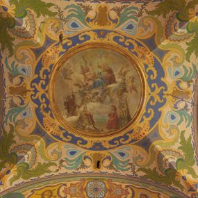 Zdjęcie nr 1: Polichromia pokrywa zarówno powierzchnię ścian, jak i sklepień kościoła, jednak zdecydowanie bardziej dekoracyjne motywy pojawiają się w górnych partiach murów. Dominuje stylizowana ornamentyka roślinna na błękitnym tle, utrzymana w jasnych, żywych tonacjach zróżnicowanych kolorów. Szerokie bordiury o tworzących je fantazyjnych formach i roślinności ujmują niewielkich rozmiarów sceny figuralne umiejscowione pośrodku sklepienia każdego z przęseł kościoła. Kompozycje, o zbliżonych do owalu kształtach przedstawiają: Śmierć św. Józefa w ostatnim przęśle nawy, Ukoronowanie Matki Boskiej na przecięciu nawy z transeptem oraz Wniebowzięcie Najświętszej Marii Panny w przęśle prezbiterium. W konsze absydy ukazana jest scena adoracji kielicha eucharystycznego przez anioły o tęczowych skrzydłach, ubrane w barwne, wzorzyste szaty. Po lewej stronie kościoła, na ścianie transeptu jest ukazana na tle pejzażu scena Chrztu Jezusa. 