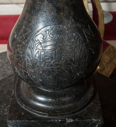 Zdjęcie nr 4: Na dwustopniowej i okrągłej podstawie oraz prostopadłościennym cokole niewielka stopa z trzonem w typie balustradowej lalki podtrzymującej półkulistą czarę o powierzchni imitującej puklowanie z wklęską i zaoblonym brzegiem. Na trzonie w owalnym polu ryta pięciopolowa tarcza czterodzielna w krzyż z polem sercowym ujęta labrami i zwieńczona koroną otwartą. W polu sercowym godło herbu Leliwa, w kolejnych polach godła herbów Nałęcz, Brochwicz, Niesobia i Gierałt. Po bokach owalnego pola sygle „Z / M / N / M”. Pokrywa spłaszczona, dwustrefowa, z wąskim trzonem o lekko wklęsłych bokach zwieńczonym spłaszczoną, cylindryczną opaską z kanelurami i perełkowaniem, zakończonym złoconym kwiatonem. Pokrywa w kolorze różowym ze złoconymi profilami, kanelurami, perełkowaniem i kwiatonem.   