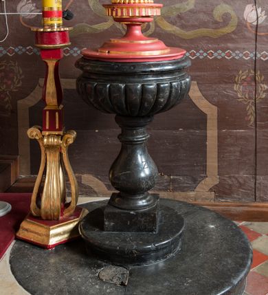 Zdjęcie nr 2: Na dwustopniowej i okrągłej podstawie oraz prostopadłościennym cokole niewielka stopa z trzonem w typie balustradowej lalki podtrzymującej półkulistą czarę o powierzchni imitującej puklowanie z wklęską i zaoblonym brzegiem. Na trzonie w owalnym polu ryta pięciopolowa tarcza czterodzielna w krzyż z polem sercowym ujęta labrami i zwieńczona koroną otwartą. W polu sercowym godło herbu Leliwa, w kolejnych polach godła herbów Nałęcz, Brochwicz, Niesobia i Gierałt. Po bokach owalnego pola sygle „Z / M / N / M”. Pokrywa spłaszczona, dwustrefowa, z wąskim trzonem o lekko wklęsłych bokach zwieńczonym spłaszczoną, cylindryczną opaską z kanelurami i perełkowaniem, zakończonym złoconym kwiatonem. Pokrywa w kolorze różowym ze złoconymi profilami, kanelurami, perełkowaniem i kwiatonem.   