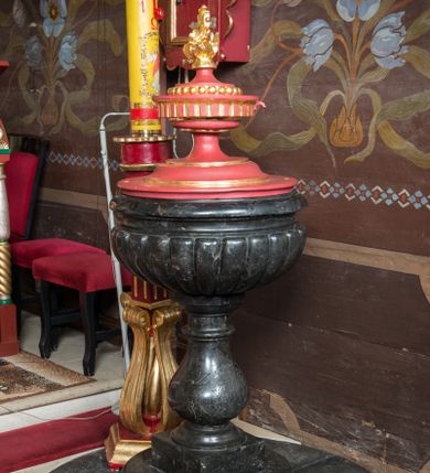 Zdjęcie nr 1: Na dwustopniowej i okrągłej podstawie oraz prostopadłościennym cokole niewielka stopa z trzonem w typie balustradowej lalki podtrzymującej półkulistą czarę o powierzchni imitującej puklowanie z wklęską i zaoblonym brzegiem. Na trzonie w owalnym polu ryta pięciopolowa tarcza czterodzielna w krzyż z polem sercowym ujęta labrami i zwieńczona koroną otwartą. W polu sercowym godło herbu Leliwa, w kolejnych polach godła herbów Nałęcz, Brochwicz, Niesobia i Gierałt. Po bokach owalnego pola sygle „Z / M / N / M”. Pokrywa spłaszczona, dwustrefowa, z wąskim trzonem o lekko wklęsłych bokach zwieńczonym spłaszczoną, cylindryczną opaską z kanelurami i perełkowaniem, zakończonym złoconym kwiatonem. Pokrywa w kolorze różowym ze złoconymi profilami, kanelurami, perełkowaniem i kwiatonem.   