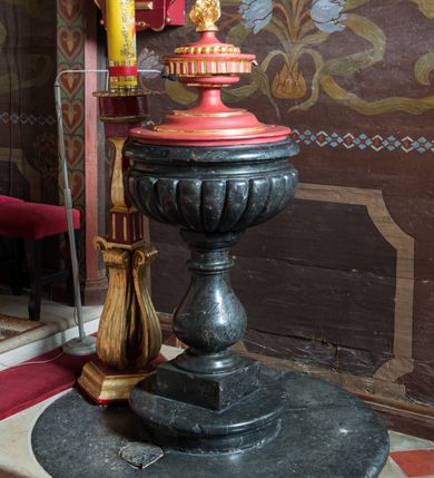 Zdjęcie nr 3: Na dwustopniowej i okrągłej podstawie oraz prostopadłościennym cokole niewielka stopa z trzonem w typie balustradowej lalki podtrzymującej półkulistą czarę o powierzchni imitującej puklowanie z wklęską i zaoblonym brzegiem. Na trzonie w owalnym polu ryta pięciopolowa tarcza czterodzielna w krzyż z polem sercowym ujęta labrami i zwieńczona koroną otwartą. W polu sercowym godło herbu Leliwa, w kolejnych polach godła herbów Nałęcz, Brochwicz, Niesobia i Gierałt. Po bokach owalnego pola sygle „Z / M / N / M”. Pokrywa spłaszczona, dwustrefowa, z wąskim trzonem o lekko wklęsłych bokach zwieńczonym spłaszczoną, cylindryczną opaską z kanelurami i perełkowaniem, zakończonym złoconym kwiatonem. Pokrywa w kolorze różowym ze złoconymi profilami, kanelurami, perełkowaniem i kwiatonem.   