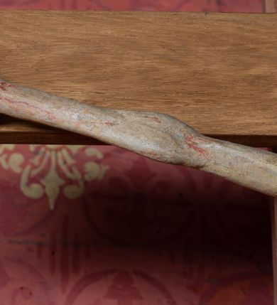 Zdjęcie nr 4: Rzeźba ścięta z tyłu, przybita do krzyża trzema gwoździami, w typie Christo vivo. Ciało w lekkim zwisie o horyzontalnie rozłożonych ramionach, głowa opada na prawy bark, nogi lekko ugięte, stopy skrzyżowane w układzie prawa na lewą. Ciało jest silnie wysmuklone, z wyraźnie rozbudowaną i wypchniętą do przodu klatką piersiową, z podkreślonymi żebrami i zapadłym brzuchem; ręce i nogi są bardzo wychudzone z wyłamanymi barkami, podkreślonymi łokciami i kolanami. Twarz jest pociągła, wychudzona, z głęboko osadzonymi i rzeźbionymi, półotwartymi oczami, wąskim, długim nosem oraz otwartymi ustami z opadającą żuchwą; okolona krótką brodą, głęboko rzeźbioną w regularne pukle oraz długimi włosami ułożonymi w pojedyncze lekko skręcone pukle opadające na plecy oraz na klatkę piersiową. Głowę wieńczy masywna korona cierniowa. Perizonium jest krótkie, silnie opasujące ciało, zawiązane w partii podbrzusza z rozwianym ekspresyjnie fragmentem tkaniny w charakterystycznym odwinięciu na prawym boku. Figura jest polichromowana naturalistycznie, ciało wyróżnia się bladą karnacją z zaznaczonymi śladami męki; perizonium jest złocone i niebieskie na podszewce.