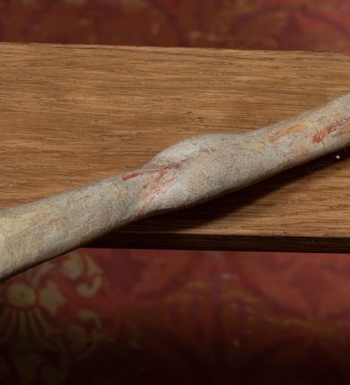 Zdjęcie nr 3: Rzeźba ścięta z tyłu, przybita do krzyża trzema gwoździami, w typie Christo vivo. Ciało w lekkim zwisie o horyzontalnie rozłożonych ramionach, głowa opada na prawy bark, nogi lekko ugięte, stopy skrzyżowane w układzie prawa na lewą. Ciało jest silnie wysmuklone, z wyraźnie rozbudowaną i wypchniętą do przodu klatką piersiową, z podkreślonymi żebrami i zapadłym brzuchem; ręce i nogi są bardzo wychudzone z wyłamanymi barkami, podkreślonymi łokciami i kolanami. Twarz jest pociągła, wychudzona, z głęboko osadzonymi i rzeźbionymi, półotwartymi oczami, wąskim, długim nosem oraz otwartymi ustami z opadającą żuchwą; okolona krótką brodą, głęboko rzeźbioną w regularne pukle oraz długimi włosami ułożonymi w pojedyncze lekko skręcone pukle opadające na plecy oraz na klatkę piersiową. Głowę wieńczy masywna korona cierniowa. Perizonium jest krótkie, silnie opasujące ciało, zawiązane w partii podbrzusza z rozwianym ekspresyjnie fragmentem tkaniny w charakterystycznym odwinięciu na prawym boku. Figura jest polichromowana naturalistycznie, ciało wyróżnia się bladą karnacją z zaznaczonymi śladami męki; perizonium jest złocone i niebieskie na podszewce.