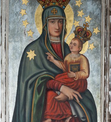 Zdjęcie nr 5: Ołtarz drewniany, ustawiony na jednostopniowej podstawie, jednokondygnacyjny, jednoosiowy ze zwieńczeniem. Ołtarz sarkofagowy z drewnianą mensą i marmurowym portatylem. Antepedium marmoryzowane, z prostokątnym polem z kartuszem i monogramem Marii.

Część środkowa nastawy ujęta parą zdwojonych filarów skierowanych do wewnątrz o kanelowanych trzonach i korynckich kapitelach, podtrzymujących zdwojone imposty i przerwany, wolutowy przyczółek. W polu wnęka w formie stojącego prostokąta z profilowaną ramą, wewnątrz obraz Matki Boskiej Śnieżnej ujęty drugą ramą; nad nim kartusz z napisem „Św(ięta) / MARIO MÓDL SIĘ / ZA NAMI”. W polu zwieńczenia, pomiędzy impostami gołębica Ducha Świętego w otoku z obłoków i glorii promienistej, nad nią trzy uskrzydlone główki anielskie. Ołtarz ujęty wąskimi gablotami na wota. Struktura polichromowana na zielono, z detalami marmoryzowanymi w kolorze jasnobrązowo-beżowym oraz złoconymi filarami, profilami i ornamentyką.