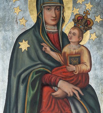 Zdjęcie nr 6: Ołtarz drewniany, ustawiony na jednostopniowej podstawie, jednokondygnacyjny, jednoosiowy ze zwieńczeniem. Ołtarz sarkofagowy z drewnianą mensą i marmurowym portatylem. Antepedium marmoryzowane, z prostokątnym polem z kartuszem i monogramem Marii.

Część środkowa nastawy ujęta parą zdwojonych filarów skierowanych do wewnątrz o kanelowanych trzonach i korynckich kapitelach, podtrzymujących zdwojone imposty i przerwany, wolutowy przyczółek. W polu wnęka w formie stojącego prostokąta z profilowaną ramą, wewnątrz obraz Matki Boskiej Śnieżnej ujęty drugą ramą; nad nim kartusz z napisem „Św(ięta) / MARIO MÓDL SIĘ / ZA NAMI”. W polu zwieńczenia, pomiędzy impostami gołębica Ducha Świętego w otoku z obłoków i glorii promienistej, nad nią trzy uskrzydlone główki anielskie. Ołtarz ujęty wąskimi gablotami na wota. Struktura polichromowana na zielono, z detalami marmoryzowanymi w kolorze jasnobrązowo-beżowym oraz złoconymi filarami, profilami i ornamentyką.