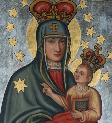 Zdjęcie nr 7: Ołtarz drewniany, ustawiony na jednostopniowej podstawie, jednokondygnacyjny, jednoosiowy ze zwieńczeniem. Ołtarz sarkofagowy z drewnianą mensą i marmurowym portatylem. Antepedium marmoryzowane, z prostokątnym polem z kartuszem i monogramem Marii.

Część środkowa nastawy ujęta parą zdwojonych filarów skierowanych do wewnątrz o kanelowanych trzonach i korynckich kapitelach, podtrzymujących zdwojone imposty i przerwany, wolutowy przyczółek. W polu wnęka w formie stojącego prostokąta z profilowaną ramą, wewnątrz obraz Matki Boskiej Śnieżnej ujęty drugą ramą; nad nim kartusz z napisem „Św(ięta) / MARIO MÓDL SIĘ / ZA NAMI”. W polu zwieńczenia, pomiędzy impostami gołębica Ducha Świętego w otoku z obłoków i glorii promienistej, nad nią trzy uskrzydlone główki anielskie. Ołtarz ujęty wąskimi gablotami na wota. Struktura polichromowana na zielono, z detalami marmoryzowanymi w kolorze jasnobrązowo-beżowym oraz złoconymi filarami, profilami i ornamentyką.