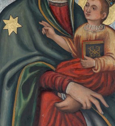 Zdjęcie nr 8: Ołtarz drewniany, ustawiony na jednostopniowej podstawie, jednokondygnacyjny, jednoosiowy ze zwieńczeniem. Ołtarz sarkofagowy z drewnianą mensą i marmurowym portatylem. Antepedium marmoryzowane, z prostokątnym polem z kartuszem i monogramem Marii.

Część środkowa nastawy ujęta parą zdwojonych filarów skierowanych do wewnątrz o kanelowanych trzonach i korynckich kapitelach, podtrzymujących zdwojone imposty i przerwany, wolutowy przyczółek. W polu wnęka w formie stojącego prostokąta z profilowaną ramą, wewnątrz obraz Matki Boskiej Śnieżnej ujęty drugą ramą; nad nim kartusz z napisem „Św(ięta) / MARIO MÓDL SIĘ / ZA NAMI”. W polu zwieńczenia, pomiędzy impostami gołębica Ducha Świętego w otoku z obłoków i glorii promienistej, nad nią trzy uskrzydlone główki anielskie. Ołtarz ujęty wąskimi gablotami na wota. Struktura polichromowana na zielono, z detalami marmoryzowanymi w kolorze jasnobrązowo-beżowym oraz złoconymi filarami, profilami i ornamentyką.