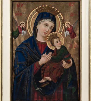 Zdjęcie nr 1: Feretron obrazowy osadzony na prostopadłościennej, profilowanej, zwężającej się ku górze podstawie z parą otworów na drążki, ujęty jest profilowaną ramą zwieńczoną motywem półkolistej, promienistej glorii. Pola obrazowe mają kształt stojących prostokątów. Na awersie znajduje się wielofiguralna kompozycja przedstawiająca Trójcę Świętą pośród obłoków. Po prawej stronie Bóg Ojciec ukazany w pozycji siedzącej, w trzech czwartych zwrócony w lewo. Postać charakteryzuje fizjonomia mężczyzny w podeszłym wieku, z krótkimi siwymi włosami i długim zarostem. Ubrany jest w podwójną suknię białą spodnią i jasnofioletową wierzchnią ze złoconym galonem, biały paliusz oraz spiętą pod szyją złoconą kapę z białym podszyciem. W prawej ręce trzyma złotą kulę zwieńczoną krzyżem, w lewej berło. Głowę ujmuje trójkątny nimb. Naprzeciw Boga Ojca siedzi zwrócony Syn Boży. Pochyloną lekko głowę charakteryzuje pociągła twarz o delikatnych rysach i krótkim, brązowym zaroście. Długie, falowane włosy opadają na plecy. Ubrany jest w niebieską suknię i spięty pod szyją czerwony płaszcz z białym podszyciem, osłaniający nogi. Lewą, wysuniętą przed siebie rękę unosi w geście błogosławieństwa, prawą podtrzymuje krzyż. Na dłoniach widoczne są ślady po gwoździach. Głowę okala nimb krzyżowy. Bóg Ojciec i Jezus wzrok kierują ku znajdującemu się pod ich stopami ciemnoniebieskiemu globowi ziemskiemu otoczonemu sylwetkami trzech unoszących się aniołów ubranych w biało-zielone, błękitno-pomarańczowe i różowo-czerwone szaty. U góry, pośrodku kompozycji znajduje się gołębica Ducha Świętego na tle promienistej glorii. Postaci ukazane są tle biało-żółtych obłoków oraz widocznego w dolnej partii ciemnoniebieskiego nieba.             

Na rewersie znajduje się wizerunek Matki Boskiej Nieustającej Pomocy. Maria ukazana jest w półpostaci, frontalnie, z Dzieciątkiem Jezus na lewym ręku. Ubrana jest w czerwoną suknię z długimi rękawami ze złotymi obszyciami oraz niebieski płaszcz nałożony na głowę, spod którego widać białą chustę. Dzieciątko Jezus zwrócone jest profilem w prawo, z głową odwróconą w lewo. Owalne twarze postaci charakteryzują linearnie opracowane rysy, z długimi, prostymi nosami oraz drobnymi, plastycznie opracowanymi ustami. Oczy Marii mają migdałowy, lekko zaokrąglony kształt, wzrok skierowany jest w prawo, nieco ku górze. Ubrane w długą, zieloną sukienkę i czerwony płaszcz Dzieciątko ujmuje oburącz dłoń Marii. Z jego widocznej spod szat stopy zsuwa się sandał. Jezus spogląda w kierunku niewielkiej sylwetki jednego z dwóch aniołów znajdujących się po bokach głowy Marii. Anioł po lewej stronie, ubrany w czerwoną suknię i zielony płaszcz, trzyma włócznię, trzcinę z gąbką i naczynie na ocet. Anioł po prawej, w czerwonej szacie, trzyma krzyż. Głowy Marii i Jezusa wieńczą korony w typie otwartym, a okalają dekoracyjne nimby. W górnej partii obrazu napisy czerwoną farbą - po lewej stronie „MP”, po prawej „ΘΥ”, po prawej stronie, obok głowy Dzieciątka „IC-XC”, nad aniołem po lewej stronie „ΟΡМ”, nad aniołem po prawej stronie „ΡГ”. Jednolite tło jest utrzymane w kolorze złotym. Fałdowania szat podkreślają złote linie.   

Struktura obramienia feretronu jest malowana w odcieniu bieli i złocona.
