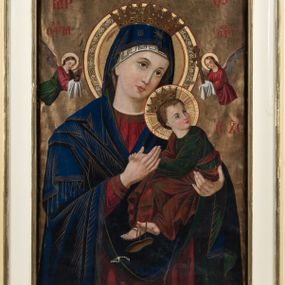 Zdjęcie nr 1: Feretron obrazowy osadzony na prostopadłościennej, profilowanej, zwężającej się ku górze podstawie z parą otworów na drążki, ujęty jest profilowaną ramą zwieńczoną motywem półkolistej, promienistej glorii. Pola obrazowe mają kształt stojących prostokątów. Na awersie znajduje się wielofiguralna kompozycja przedstawiająca Trójcę Świętą pośród obłoków. Po prawej stronie Bóg Ojciec ukazany w pozycji siedzącej, w trzech czwartych zwrócony w lewo. Postać charakteryzuje fizjonomia mężczyzny w podeszłym wieku, z krótkimi siwymi włosami i długim zarostem. Ubrany jest w podwójną suknię białą spodnią i jasnofioletową wierzchnią ze złoconym galonem, biały paliusz oraz spiętą pod szyją złoconą kapę z białym podszyciem. W prawej ręce trzyma złotą kulę zwieńczoną krzyżem, w lewej berło. Głowę ujmuje trójkątny nimb. Naprzeciw Boga Ojca siedzi zwrócony Syn Boży. Pochyloną lekko głowę charakteryzuje pociągła twarz o delikatnych rysach i krótkim, brązowym zaroście. Długie, falowane włosy opadają na plecy. Ubrany jest w niebieską suknię i spięty pod szyją czerwony płaszcz z białym podszyciem, osłaniający nogi. Lewą, wysuniętą przed siebie rękę unosi w geście błogosławieństwa, prawą podtrzymuje krzyż. Na dłoniach widoczne są ślady po gwoździach. Głowę okala nimb krzyżowy. Bóg Ojciec i Jezus wzrok kierują ku znajdującemu się pod ich stopami ciemnoniebieskiemu globowi ziemskiemu otoczonemu sylwetkami trzech unoszących się aniołów ubranych w biało-zielone, błękitno-pomarańczowe i różowo-czerwone szaty. U góry, pośrodku kompozycji znajduje się gołębica Ducha Świętego na tle promienistej glorii. Postaci ukazane są tle biało-żółtych obłoków oraz widocznego w dolnej partii ciemnoniebieskiego nieba.             

Na rewersie znajduje się wizerunek Matki Boskiej Nieustającej Pomocy. Maria ukazana jest w półpostaci, frontalnie, z Dzieciątkiem Jezus na lewym ręku. Ubrana jest w czerwoną suknię z długimi rękawami ze złotymi obszyciami oraz niebieski płaszcz nałożony na głowę, spod którego widać białą chustę. Dzieciątko Jezus zwrócone jest profilem w prawo, z głową odwróconą w lewo. Owalne twarze postaci charakteryzują linearnie opracowane rysy, z długimi, prostymi nosami oraz drobnymi, plastycznie opracowanymi ustami. Oczy Marii mają migdałowy, lekko zaokrąglony kształt, wzrok skierowany jest w prawo, nieco ku górze. Ubrane w długą, zieloną sukienkę i czerwony płaszcz Dzieciątko ujmuje oburącz dłoń Marii. Z jego widocznej spod szat stopy zsuwa się sandał. Jezus spogląda w kierunku niewielkiej sylwetki jednego z dwóch aniołów znajdujących się po bokach głowy Marii. Anioł po lewej stronie, ubrany w czerwoną suknię i zielony płaszcz, trzyma włócznię, trzcinę z gąbką i naczynie na ocet. Anioł po prawej, w czerwonej szacie, trzyma krzyż. Głowy Marii i Jezusa wieńczą korony w typie otwartym, a okalają dekoracyjne nimby. W górnej partii obrazu napisy czerwoną farbą - po lewej stronie „MP”, po prawej „ΘΥ”, po prawej stronie, obok głowy Dzieciątka „IC-XC”, nad aniołem po lewej stronie „ΟΡМ”, nad aniołem po prawej stronie „ΡГ”. Jednolite tło jest utrzymane w kolorze złotym. Fałdowania szat podkreślają złote linie.   

Struktura obramienia feretronu jest malowana w odcieniu bieli i złocona.
