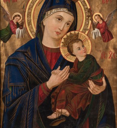 Zdjęcie nr 2: Feretron obrazowy osadzony na prostopadłościennej, profilowanej, zwężającej się ku górze podstawie z parą otworów na drążki, ujęty jest profilowaną ramą zwieńczoną motywem półkolistej, promienistej glorii. Pola obrazowe mają kształt stojących prostokątów. Na awersie znajduje się wielofiguralna kompozycja przedstawiająca Trójcę Świętą pośród obłoków. Po prawej stronie Bóg Ojciec ukazany w pozycji siedzącej, w trzech czwartych zwrócony w lewo. Postać charakteryzuje fizjonomia mężczyzny w podeszłym wieku, z krótkimi siwymi włosami i długim zarostem. Ubrany jest w podwójną suknię białą spodnią i jasnofioletową wierzchnią ze złoconym galonem, biały paliusz oraz spiętą pod szyją złoconą kapę z białym podszyciem. W prawej ręce trzyma złotą kulę zwieńczoną krzyżem, w lewej berło. Głowę ujmuje trójkątny nimb. Naprzeciw Boga Ojca siedzi zwrócony Syn Boży. Pochyloną lekko głowę charakteryzuje pociągła twarz o delikatnych rysach i krótkim, brązowym zaroście. Długie, falowane włosy opadają na plecy. Ubrany jest w niebieską suknię i spięty pod szyją czerwony płaszcz z białym podszyciem, osłaniający nogi. Lewą, wysuniętą przed siebie rękę unosi w geście błogosławieństwa, prawą podtrzymuje krzyż. Na dłoniach widoczne są ślady po gwoździach. Głowę okala nimb krzyżowy. Bóg Ojciec i Jezus wzrok kierują ku znajdującemu się pod ich stopami ciemnoniebieskiemu globowi ziemskiemu otoczonemu sylwetkami trzech unoszących się aniołów ubranych w biało-zielone, błękitno-pomarańczowe i różowo-czerwone szaty. U góry, pośrodku kompozycji znajduje się gołębica Ducha Świętego na tle promienistej glorii. Postaci ukazane są tle biało-żółtych obłoków oraz widocznego w dolnej partii ciemnoniebieskiego nieba.             

Na rewersie znajduje się wizerunek Matki Boskiej Nieustającej Pomocy. Maria ukazana jest w półpostaci, frontalnie, z Dzieciątkiem Jezus na lewym ręku. Ubrana jest w czerwoną suknię z długimi rękawami ze złotymi obszyciami oraz niebieski płaszcz nałożony na głowę, spod którego widać białą chustę. Dzieciątko Jezus zwrócone jest profilem w prawo, z głową odwróconą w lewo. Owalne twarze postaci charakteryzują linearnie opracowane rysy, z długimi, prostymi nosami oraz drobnymi, plastycznie opracowanymi ustami. Oczy Marii mają migdałowy, lekko zaokrąglony kształt, wzrok skierowany jest w prawo, nieco ku górze. Ubrane w długą, zieloną sukienkę i czerwony płaszcz Dzieciątko ujmuje oburącz dłoń Marii. Z jego widocznej spod szat stopy zsuwa się sandał. Jezus spogląda w kierunku niewielkiej sylwetki jednego z dwóch aniołów znajdujących się po bokach głowy Marii. Anioł po lewej stronie, ubrany w czerwoną suknię i zielony płaszcz, trzyma włócznię, trzcinę z gąbką i naczynie na ocet. Anioł po prawej, w czerwonej szacie, trzyma krzyż. Głowy Marii i Jezusa wieńczą korony w typie otwartym, a okalają dekoracyjne nimby. W górnej partii obrazu napisy czerwoną farbą - po lewej stronie „MP”, po prawej „ΘΥ”, po prawej stronie, obok głowy Dzieciątka „IC-XC”, nad aniołem po lewej stronie „ΟΡМ”, nad aniołem po prawej stronie „ΡГ”. Jednolite tło jest utrzymane w kolorze złotym. Fałdowania szat podkreślają złote linie.   

Struktura obramienia feretronu jest malowana w odcieniu bieli i złocona.
