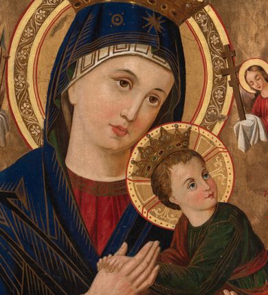 Zdjęcie nr 5: Feretron obrazowy osadzony na prostopadłościennej, profilowanej, zwężającej się ku górze podstawie z parą otworów na drążki, ujęty jest profilowaną ramą zwieńczoną motywem półkolistej, promienistej glorii. Pola obrazowe mają kształt stojących prostokątów. Na awersie znajduje się wielofiguralna kompozycja przedstawiająca Trójcę Świętą pośród obłoków. Po prawej stronie Bóg Ojciec ukazany w pozycji siedzącej, w trzech czwartych zwrócony w lewo. Postać charakteryzuje fizjonomia mężczyzny w podeszłym wieku, z krótkimi siwymi włosami i długim zarostem. Ubrany jest w podwójną suknię białą spodnią i jasnofioletową wierzchnią ze złoconym galonem, biały paliusz oraz spiętą pod szyją złoconą kapę z białym podszyciem. W prawej ręce trzyma złotą kulę zwieńczoną krzyżem, w lewej berło. Głowę ujmuje trójkątny nimb. Naprzeciw Boga Ojca siedzi zwrócony Syn Boży. Pochyloną lekko głowę charakteryzuje pociągła twarz o delikatnych rysach i krótkim, brązowym zaroście. Długie, falowane włosy opadają na plecy. Ubrany jest w niebieską suknię i spięty pod szyją czerwony płaszcz z białym podszyciem, osłaniający nogi. Lewą, wysuniętą przed siebie rękę unosi w geście błogosławieństwa, prawą podtrzymuje krzyż. Na dłoniach widoczne są ślady po gwoździach. Głowę okala nimb krzyżowy. Bóg Ojciec i Jezus wzrok kierują ku znajdującemu się pod ich stopami ciemnoniebieskiemu globowi ziemskiemu otoczonemu sylwetkami trzech unoszących się aniołów ubranych w biało-zielone, błękitno-pomarańczowe i różowo-czerwone szaty. U góry, pośrodku kompozycji znajduje się gołębica Ducha Świętego na tle promienistej glorii. Postaci ukazane są tle biało-żółtych obłoków oraz widocznego w dolnej partii ciemnoniebieskiego nieba.             

Na rewersie znajduje się wizerunek Matki Boskiej Nieustającej Pomocy. Maria ukazana jest w półpostaci, frontalnie, z Dzieciątkiem Jezus na lewym ręku. Ubrana jest w czerwoną suknię z długimi rękawami ze złotymi obszyciami oraz niebieski płaszcz nałożony na głowę, spod którego widać białą chustę. Dzieciątko Jezus zwrócone jest profilem w prawo, z głową odwróconą w lewo. Owalne twarze postaci charakteryzują linearnie opracowane rysy, z długimi, prostymi nosami oraz drobnymi, plastycznie opracowanymi ustami. Oczy Marii mają migdałowy, lekko zaokrąglony kształt, wzrok skierowany jest w prawo, nieco ku górze. Ubrane w długą, zieloną sukienkę i czerwony płaszcz Dzieciątko ujmuje oburącz dłoń Marii. Z jego widocznej spod szat stopy zsuwa się sandał. Jezus spogląda w kierunku niewielkiej sylwetki jednego z dwóch aniołów znajdujących się po bokach głowy Marii. Anioł po lewej stronie, ubrany w czerwoną suknię i zielony płaszcz, trzyma włócznię, trzcinę z gąbką i naczynie na ocet. Anioł po prawej, w czerwonej szacie, trzyma krzyż. Głowy Marii i Jezusa wieńczą korony w typie otwartym, a okalają dekoracyjne nimby. W górnej partii obrazu napisy czerwoną farbą - po lewej stronie „MP”, po prawej „ΘΥ”, po prawej stronie, obok głowy Dzieciątka „IC-XC”, nad aniołem po lewej stronie „ΟΡМ”, nad aniołem po prawej stronie „ΡГ”. Jednolite tło jest utrzymane w kolorze złotym. Fałdowania szat podkreślają złote linie.   

Struktura obramienia feretronu jest malowana w odcieniu bieli i złocona.
