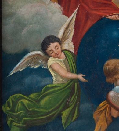 Zdjęcie nr 7: Feretron obrazowy osadzony na prostopadłościennej, profilowanej, zwężającej się ku górze podstawie z parą otworów na drążki, ujęty jest profilowaną ramą zwieńczoną motywem półkolistej, promienistej glorii. Pola obrazowe mają kształt stojących prostokątów. Na awersie znajduje się wielofiguralna kompozycja przedstawiająca Trójcę Świętą pośród obłoków. Po prawej stronie Bóg Ojciec ukazany w pozycji siedzącej, w trzech czwartych zwrócony w lewo. Postać charakteryzuje fizjonomia mężczyzny w podeszłym wieku, z krótkimi siwymi włosami i długim zarostem. Ubrany jest w podwójną suknię białą spodnią i jasnofioletową wierzchnią ze złoconym galonem, biały paliusz oraz spiętą pod szyją złoconą kapę z białym podszyciem. W prawej ręce trzyma złotą kulę zwieńczoną krzyżem, w lewej berło. Głowę ujmuje trójkątny nimb. Naprzeciw Boga Ojca siedzi zwrócony Syn Boży. Pochyloną lekko głowę charakteryzuje pociągła twarz o delikatnych rysach i krótkim, brązowym zaroście. Długie, falowane włosy opadają na plecy. Ubrany jest w niebieską suknię i spięty pod szyją czerwony płaszcz z białym podszyciem, osłaniający nogi. Lewą, wysuniętą przed siebie rękę unosi w geście błogosławieństwa, prawą podtrzymuje krzyż. Na dłoniach widoczne są ślady po gwoździach. Głowę okala nimb krzyżowy. Bóg Ojciec i Jezus wzrok kierują ku znajdującemu się pod ich stopami ciemnoniebieskiemu globowi ziemskiemu otoczonemu sylwetkami trzech unoszących się aniołów ubranych w biało-zielone, błękitno-pomarańczowe i różowo-czerwone szaty. U góry, pośrodku kompozycji znajduje się gołębica Ducha Świętego na tle promienistej glorii. Postaci ukazane są tle biało-żółtych obłoków oraz widocznego w dolnej partii ciemnoniebieskiego nieba.             

Na rewersie znajduje się wizerunek Matki Boskiej Nieustającej Pomocy. Maria ukazana jest w półpostaci, frontalnie, z Dzieciątkiem Jezus na lewym ręku. Ubrana jest w czerwoną suknię z długimi rękawami ze złotymi obszyciami oraz niebieski płaszcz nałożony na głowę, spod którego widać białą chustę. Dzieciątko Jezus zwrócone jest profilem w prawo, z głową odwróconą w lewo. Owalne twarze postaci charakteryzują linearnie opracowane rysy, z długimi, prostymi nosami oraz drobnymi, plastycznie opracowanymi ustami. Oczy Marii mają migdałowy, lekko zaokrąglony kształt, wzrok skierowany jest w prawo, nieco ku górze. Ubrane w długą, zieloną sukienkę i czerwony płaszcz Dzieciątko ujmuje oburącz dłoń Marii. Z jego widocznej spod szat stopy zsuwa się sandał. Jezus spogląda w kierunku niewielkiej sylwetki jednego z dwóch aniołów znajdujących się po bokach głowy Marii. Anioł po lewej stronie, ubrany w czerwoną suknię i zielony płaszcz, trzyma włócznię, trzcinę z gąbką i naczynie na ocet. Anioł po prawej, w czerwonej szacie, trzyma krzyż. Głowy Marii i Jezusa wieńczą korony w typie otwartym, a okalają dekoracyjne nimby. W górnej partii obrazu napisy czerwoną farbą - po lewej stronie „MP”, po prawej „ΘΥ”, po prawej stronie, obok głowy Dzieciątka „IC-XC”, nad aniołem po lewej stronie „ΟΡМ”, nad aniołem po prawej stronie „ΡГ”. Jednolite tło jest utrzymane w kolorze złotym. Fałdowania szat podkreślają złote linie.   

Struktura obramienia feretronu jest malowana w odcieniu bieli i złocona.
