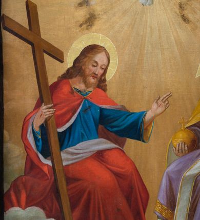 Zdjęcie nr 9: Feretron obrazowy osadzony na prostopadłościennej, profilowanej, zwężającej się ku górze podstawie z parą otworów na drążki, ujęty jest profilowaną ramą zwieńczoną motywem półkolistej, promienistej glorii. Pola obrazowe mają kształt stojących prostokątów. Na awersie znajduje się wielofiguralna kompozycja przedstawiająca Trójcę Świętą pośród obłoków. Po prawej stronie Bóg Ojciec ukazany w pozycji siedzącej, w trzech czwartych zwrócony w lewo. Postać charakteryzuje fizjonomia mężczyzny w podeszłym wieku, z krótkimi siwymi włosami i długim zarostem. Ubrany jest w podwójną suknię białą spodnią i jasnofioletową wierzchnią ze złoconym galonem, biały paliusz oraz spiętą pod szyją złoconą kapę z białym podszyciem. W prawej ręce trzyma złotą kulę zwieńczoną krzyżem, w lewej berło. Głowę ujmuje trójkątny nimb. Naprzeciw Boga Ojca siedzi zwrócony Syn Boży. Pochyloną lekko głowę charakteryzuje pociągła twarz o delikatnych rysach i krótkim, brązowym zaroście. Długie, falowane włosy opadają na plecy. Ubrany jest w niebieską suknię i spięty pod szyją czerwony płaszcz z białym podszyciem, osłaniający nogi. Lewą, wysuniętą przed siebie rękę unosi w geście błogosławieństwa, prawą podtrzymuje krzyż. Na dłoniach widoczne są ślady po gwoździach. Głowę okala nimb krzyżowy. Bóg Ojciec i Jezus wzrok kierują ku znajdującemu się pod ich stopami ciemnoniebieskiemu globowi ziemskiemu otoczonemu sylwetkami trzech unoszących się aniołów ubranych w biało-zielone, błękitno-pomarańczowe i różowo-czerwone szaty. U góry, pośrodku kompozycji znajduje się gołębica Ducha Świętego na tle promienistej glorii. Postaci ukazane są tle biało-żółtych obłoków oraz widocznego w dolnej partii ciemnoniebieskiego nieba.             

Na rewersie znajduje się wizerunek Matki Boskiej Nieustającej Pomocy. Maria ukazana jest w półpostaci, frontalnie, z Dzieciątkiem Jezus na lewym ręku. Ubrana jest w czerwoną suknię z długimi rękawami ze złotymi obszyciami oraz niebieski płaszcz nałożony na głowę, spod którego widać białą chustę. Dzieciątko Jezus zwrócone jest profilem w prawo, z głową odwróconą w lewo. Owalne twarze postaci charakteryzują linearnie opracowane rysy, z długimi, prostymi nosami oraz drobnymi, plastycznie opracowanymi ustami. Oczy Marii mają migdałowy, lekko zaokrąglony kształt, wzrok skierowany jest w prawo, nieco ku górze. Ubrane w długą, zieloną sukienkę i czerwony płaszcz Dzieciątko ujmuje oburącz dłoń Marii. Z jego widocznej spod szat stopy zsuwa się sandał. Jezus spogląda w kierunku niewielkiej sylwetki jednego z dwóch aniołów znajdujących się po bokach głowy Marii. Anioł po lewej stronie, ubrany w czerwoną suknię i zielony płaszcz, trzyma włócznię, trzcinę z gąbką i naczynie na ocet. Anioł po prawej, w czerwonej szacie, trzyma krzyż. Głowy Marii i Jezusa wieńczą korony w typie otwartym, a okalają dekoracyjne nimby. W górnej partii obrazu napisy czerwoną farbą - po lewej stronie „MP”, po prawej „ΘΥ”, po prawej stronie, obok głowy Dzieciątka „IC-XC”, nad aniołem po lewej stronie „ΟΡМ”, nad aniołem po prawej stronie „ΡГ”. Jednolite tło jest utrzymane w kolorze złotym. Fałdowania szat podkreślają złote linie.   

Struktura obramienia feretronu jest malowana w odcieniu bieli i złocona.
