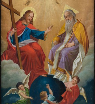 Zdjęcie nr 11: Feretron obrazowy osadzony na prostopadłościennej, profilowanej, zwężającej się ku górze podstawie z parą otworów na drążki, ujęty jest profilowaną ramą zwieńczoną motywem półkolistej, promienistej glorii. Pola obrazowe mają kształt stojących prostokątów. Na awersie znajduje się wielofiguralna kompozycja przedstawiająca Trójcę Świętą pośród obłoków. Po prawej stronie Bóg Ojciec ukazany w pozycji siedzącej, w trzech czwartych zwrócony w lewo. Postać charakteryzuje fizjonomia mężczyzny w podeszłym wieku, z krótkimi siwymi włosami i długim zarostem. Ubrany jest w podwójną suknię białą spodnią i jasnofioletową wierzchnią ze złoconym galonem, biały paliusz oraz spiętą pod szyją złoconą kapę z białym podszyciem. W prawej ręce trzyma złotą kulę zwieńczoną krzyżem, w lewej berło. Głowę ujmuje trójkątny nimb. Naprzeciw Boga Ojca siedzi zwrócony Syn Boży. Pochyloną lekko głowę charakteryzuje pociągła twarz o delikatnych rysach i krótkim, brązowym zaroście. Długie, falowane włosy opadają na plecy. Ubrany jest w niebieską suknię i spięty pod szyją czerwony płaszcz z białym podszyciem, osłaniający nogi. Lewą, wysuniętą przed siebie rękę unosi w geście błogosławieństwa, prawą podtrzymuje krzyż. Na dłoniach widoczne są ślady po gwoździach. Głowę okala nimb krzyżowy. Bóg Ojciec i Jezus wzrok kierują ku znajdującemu się pod ich stopami ciemnoniebieskiemu globowi ziemskiemu otoczonemu sylwetkami trzech unoszących się aniołów ubranych w biało-zielone, błękitno-pomarańczowe i różowo-czerwone szaty. U góry, pośrodku kompozycji znajduje się gołębica Ducha Świętego na tle promienistej glorii. Postaci ukazane są tle biało-żółtych obłoków oraz widocznego w dolnej partii ciemnoniebieskiego nieba.             

Na rewersie znajduje się wizerunek Matki Boskiej Nieustającej Pomocy. Maria ukazana jest w półpostaci, frontalnie, z Dzieciątkiem Jezus na lewym ręku. Ubrana jest w czerwoną suknię z długimi rękawami ze złotymi obszyciami oraz niebieski płaszcz nałożony na głowę, spod którego widać białą chustę. Dzieciątko Jezus zwrócone jest profilem w prawo, z głową odwróconą w lewo. Owalne twarze postaci charakteryzują linearnie opracowane rysy, z długimi, prostymi nosami oraz drobnymi, plastycznie opracowanymi ustami. Oczy Marii mają migdałowy, lekko zaokrąglony kształt, wzrok skierowany jest w prawo, nieco ku górze. Ubrane w długą, zieloną sukienkę i czerwony płaszcz Dzieciątko ujmuje oburącz dłoń Marii. Z jego widocznej spod szat stopy zsuwa się sandał. Jezus spogląda w kierunku niewielkiej sylwetki jednego z dwóch aniołów znajdujących się po bokach głowy Marii. Anioł po lewej stronie, ubrany w czerwoną suknię i zielony płaszcz, trzyma włócznię, trzcinę z gąbką i naczynie na ocet. Anioł po prawej, w czerwonej szacie, trzyma krzyż. Głowy Marii i Jezusa wieńczą korony w typie otwartym, a okalają dekoracyjne nimby. W górnej partii obrazu napisy czerwoną farbą - po lewej stronie „MP”, po prawej „ΘΥ”, po prawej stronie, obok głowy Dzieciątka „IC-XC”, nad aniołem po lewej stronie „ΟΡМ”, nad aniołem po prawej stronie „ΡГ”. Jednolite tło jest utrzymane w kolorze złotym. Fałdowania szat podkreślają złote linie.   

Struktura obramienia feretronu jest malowana w odcieniu bieli i złocona.
