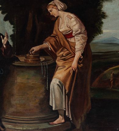 Zdjęcie nr 4: Obraz w kształcie leżącego prostokąta, ujęty prostą, ciemnobrązową ramą zawiera przedstawienie rozmowy Jezusa z Samarytanką przy studni. Główne postaci ukazane są pośrodku kompozycji. Po lewej stronie studni siedzi, zwrócony na wprost Jezus. Skierowaną profilem w prawo głowę charakteryzują długie, wspierające się na barkach, brązowe włosy i długi zarost oraz delikatne rysy pociągłej twarzy. Jezus ubrany jest w białą suknię z długimi rękawami oraz przerzucony przez lewe ramię, osłaniający biodra i nogi niebieski płaszcz z czerwoną podszewką. Łokieć lewej ręki wspiera na cembrowinie studni, prawą unosi na wysokości klatki piersiowej. Gest dłoni sugeruje moment rozmowy ze stojącą po drugiej stronie studni, w lekkim wykroku młodą kobietą zwróconą profilem w lewo, o nieco pochylonej sylwetce. Pociągłą twarz charakteryzują delikatne rysy o klasycznym profilu, z długim, prostym nosem. Widoczne spod kremowej chusty rudawe włosy są upięte z tyłu głowy. Kobieta ubrana jest w długą, kremową suknię z długimi, drapowanymi rękawami oraz wydatnym dekoltem, pod biustem spiętą szeroką, czerwoną szarfą. Dodatkowo przez prawe ramię przerzucony jest osłaniający biodra i nogi jasnobrązowy płaszcz. Lewą, opuszczoną wzdłuż ciała ręką podtrzymuje połę płaszcza, prawą trzyma uchwyt stojącego na studni naczynia. Postaci ukazane są na tle rozłożystego drzewa. W głębi rozciąga się pagórkowy krajobraz z krętą rzeką i pojedynczymi drzewami. Po lewej stronie znajduje się zabudowa niewielkiego miasta. W przestrzeni pejzażu widoczne są pojedyncze sylwetki postaci. 
Kolorystyka obrazu jest nasycona, plama barwna miękko, malarsko opracowana.    
