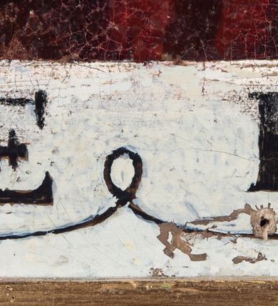 Zdjęcie nr 5: Obraz w kształcie stojącego prostokąta ujęty jest profilowaną, złoconą i polichromowaną w odcieniu ciemnej czerwieni ramą, zawiera wizerunek Jezusa w typie Ecce Homo. Jezus ukazany jest na wprost, w półpostaci. Zwróconą w trzech czwartych w lewo, przechyloną w bok głowę charakteryzuje owalna twarz o sumarycznie opracowanych rysach, wyraziście zaznaczonych oczach, zwłaszcza dolnych powiekach, szerokich łukach brwiowych, długim prostym nosie, wyraźnym wykroju ciemnych ust. Dodatkowo cechują ją światłocieniowo zaznaczone policzki oraz krótki, dwudzielny, ciemnobrązowy zarost. Długie, skręcone w rurkowe pukle włosy wspierają się na barkach. Częściowo odsłonięty tors Jezusa charakteryzuje sumaryczny modelunek muskulatury oraz zarysu żeber. Na ramiona nałożony jest związany na klatce piersiowej niebieskim troczkiem i przewieszony przez przedramiona czerwony płaszcz. Skrzyżowane w nadgarstkach ręce związane są sznurem. W prawej dłoni Jezus trzyma pojedynczą trzcinę. Głowę wieńczy korona cierniowa i okala promienisty nimb. Na twarzy, szyi, torsie i rękach widoczne są drobne stróżki krwi. Tło przedstawienia jest jednolite, utrzymane w odcieniu ciemnej zieleni. Obraz charakteryzuje intensywna, nasycona kolorystyka. 
U dołu napis „ECCE HOMO”.

