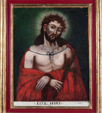Zdjęcie nr 1: Obraz w kształcie stojącego prostokąta ujęty jest profilowaną, złoconą i polichromowaną w odcieniu ciemnej czerwieni ramą, zawiera wizerunek Jezusa w typie Ecce Homo. Jezus ukazany jest na wprost, w półpostaci. Zwróconą w trzech czwartych w lewo, przechyloną w bok głowę charakteryzuje owalna twarz o sumarycznie opracowanych rysach, wyraziście zaznaczonych oczach, zwłaszcza dolnych powiekach, szerokich łukach brwiowych, długim prostym nosie, wyraźnym wykroju ciemnych ust. Dodatkowo cechują ją światłocieniowo zaznaczone policzki oraz krótki, dwudzielny, ciemnobrązowy zarost. Długie, skręcone w rurkowe pukle włosy wspierają się na barkach. Częściowo odsłonięty tors Jezusa charakteryzuje sumaryczny modelunek muskulatury oraz zarysu żeber. Na ramiona nałożony jest związany na klatce piersiowej niebieskim troczkiem i przewieszony przez przedramiona czerwony płaszcz. Skrzyżowane w nadgarstkach ręce związane są sznurem. W prawej dłoni Jezus trzyma pojedynczą trzcinę. Głowę wieńczy korona cierniowa i okala promienisty nimb. Na twarzy, szyi, torsie i rękach widoczne są drobne stróżki krwi. Tło przedstawienia jest jednolite, utrzymane w odcieniu ciemnej zieleni. Obraz charakteryzuje intensywna, nasycona kolorystyka. 
U dołu napis „ECCE HOMO”.

