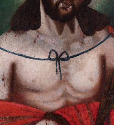 Zdjęcie nr 3: Obraz w kształcie stojącego prostokąta ujęty jest profilowaną, złoconą i polichromowaną w odcieniu ciemnej czerwieni ramą, zawiera wizerunek Jezusa w typie Ecce Homo. Jezus ukazany jest na wprost, w półpostaci. Zwróconą w trzech czwartych w lewo, przechyloną w bok głowę charakteryzuje owalna twarz o sumarycznie opracowanych rysach, wyraziście zaznaczonych oczach, zwłaszcza dolnych powiekach, szerokich łukach brwiowych, długim prostym nosie, wyraźnym wykroju ciemnych ust. Dodatkowo cechują ją światłocieniowo zaznaczone policzki oraz krótki, dwudzielny, ciemnobrązowy zarost. Długie, skręcone w rurkowe pukle włosy wspierają się na barkach. Częściowo odsłonięty tors Jezusa charakteryzuje sumaryczny modelunek muskulatury oraz zarysu żeber. Na ramiona nałożony jest związany na klatce piersiowej niebieskim troczkiem i przewieszony przez przedramiona czerwony płaszcz. Skrzyżowane w nadgarstkach ręce związane są sznurem. W prawej dłoni Jezus trzyma pojedynczą trzcinę. Głowę wieńczy korona cierniowa i okala promienisty nimb. Na twarzy, szyi, torsie i rękach widoczne są drobne stróżki krwi. Tło przedstawienia jest jednolite, utrzymane w odcieniu ciemnej zieleni. Obraz charakteryzuje intensywna, nasycona kolorystyka. 
U dołu napis „ECCE HOMO”.

