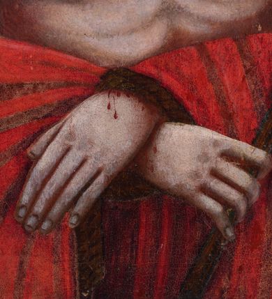 Zdjęcie nr 7: Obraz w kształcie stojącego prostokąta ujęty jest profilowaną, złoconą i polichromowaną w odcieniu ciemnej czerwieni ramą, zawiera wizerunek Jezusa w typie Ecce Homo. Jezus ukazany jest na wprost, w półpostaci. Zwróconą w trzech czwartych w lewo, przechyloną w bok głowę charakteryzuje owalna twarz o sumarycznie opracowanych rysach, wyraziście zaznaczonych oczach, zwłaszcza dolnych powiekach, szerokich łukach brwiowych, długim prostym nosie, wyraźnym wykroju ciemnych ust. Dodatkowo cechują ją światłocieniowo zaznaczone policzki oraz krótki, dwudzielny, ciemnobrązowy zarost. Długie, skręcone w rurkowe pukle włosy wspierają się na barkach. Częściowo odsłonięty tors Jezusa charakteryzuje sumaryczny modelunek muskulatury oraz zarysu żeber. Na ramiona nałożony jest związany na klatce piersiowej niebieskim troczkiem i przewieszony przez przedramiona czerwony płaszcz. Skrzyżowane w nadgarstkach ręce związane są sznurem. W prawej dłoni Jezus trzyma pojedynczą trzcinę. Głowę wieńczy korona cierniowa i okala promienisty nimb. Na twarzy, szyi, torsie i rękach widoczne są drobne stróżki krwi. Tło przedstawienia jest jednolite, utrzymane w odcieniu ciemnej zieleni. Obraz charakteryzuje intensywna, nasycona kolorystyka. 
U dołu napis „ECCE HOMO”.

