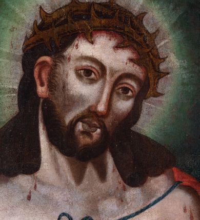 Zdjęcie nr 4: Obraz w kształcie stojącego prostokąta ujęty jest profilowaną, złoconą i polichromowaną w odcieniu ciemnej czerwieni ramą, zawiera wizerunek Jezusa w typie Ecce Homo. Jezus ukazany jest na wprost, w półpostaci. Zwróconą w trzech czwartych w lewo, przechyloną w bok głowę charakteryzuje owalna twarz o sumarycznie opracowanych rysach, wyraziście zaznaczonych oczach, zwłaszcza dolnych powiekach, szerokich łukach brwiowych, długim prostym nosie, wyraźnym wykroju ciemnych ust. Dodatkowo cechują ją światłocieniowo zaznaczone policzki oraz krótki, dwudzielny, ciemnobrązowy zarost. Długie, skręcone w rurkowe pukle włosy wspierają się na barkach. Częściowo odsłonięty tors Jezusa charakteryzuje sumaryczny modelunek muskulatury oraz zarysu żeber. Na ramiona nałożony jest związany na klatce piersiowej niebieskim troczkiem i przewieszony przez przedramiona czerwony płaszcz. Skrzyżowane w nadgarstkach ręce związane są sznurem. W prawej dłoni Jezus trzyma pojedynczą trzcinę. Głowę wieńczy korona cierniowa i okala promienisty nimb. Na twarzy, szyi, torsie i rękach widoczne są drobne stróżki krwi. Tło przedstawienia jest jednolite, utrzymane w odcieniu ciemnej zieleni. Obraz charakteryzuje intensywna, nasycona kolorystyka. 
U dołu napis „ECCE HOMO”.

