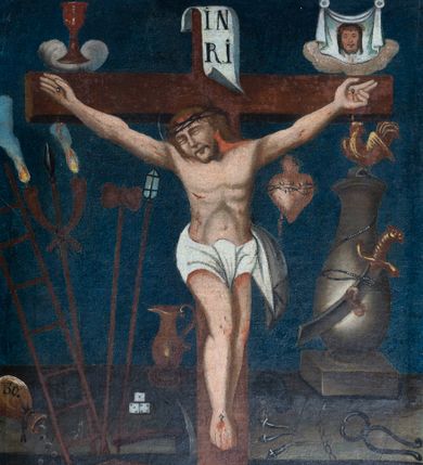 Zdjęcie nr 1: Obraz w kształcie stojącego prostokąta, ujęty profilowaną, częściowo złoconą, polichromowaną na czarno ramą, zawiera wizerunek Jezusa Ukrzyżowanego w otoczeniu arma Christi. Sylwetkę Jezusa w typie „Cristo morto” charakteryzuje sumarycznie opracowana muskulatura ciała. Głowa wsparta jest na prawym barku. Szeroką twarz charakteryzują wyraziste rysy z długim, prostym nosem i wydatnie zaznaczonymi oczami. Ramiona są w łagodnym zwisie, tors z wyrazistą linią żeber. Biodra przesłania krótkie, związane na lewym boku, białe perizonium. Nogi przebite są jednym gwoździem. Po lewej stronie kompozycji, powyżej poziomego ramienia krzyża jest usytuowany na obłokach kielich. Poniżej znajduje się drabina, włócznia ze skrzyżowanymi płonącymi pochodniami, obok trzcina z zatkniętymi gąbkami. W dole kompozycji, na kamiennej płycie znajduje się dzban, trzy kości do gry, młotek, sakiewka z napisem „30” i wysypującymi się monetami oraz bicz. Prawą stronę kompozycji, powyżej ramienia krzyża zajmuje przedstawienie chusty św. Weroniki na obłokach. Niżej znajduje się dużych rozmiarów kamienny słup w formie tralki opleciony sznurem, którym przytwierdzony jest miecz o głowni zakrzywionej na wzór szabli, pośrodku której jest odcięte ucho. Na słupie stoi zwrócony kogut. Obok znajduje się gorejące serce. U dołu, na kamiennej płycie leżą obcęgi, trzy gwoździe, łańcuch i rękawica. Tło kompozycji jest ciemnoniebieskie.          