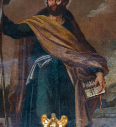 Zdjęcie nr 3: Obraz w formie stojącego prostokąta. W centrum kompozycji ukazany w całej postaci św. Jakub Apostoł na tle rozległego pejzażu. Święty przedstawiony frontalnie, z głową skierowaną w prawo, w lewej opuszczonej ręce trzyma otwartą księgę z napisem „ET / IN IESUM / CHRISTVM / FILIVM / EIVS / VNICVM /DOMINVM / NOSTRVM”, w prawej, uniesionej ma drewnianą laskę z białą szarfą i zawieszonym bukłakiem. Święty został ukazany jako dojrzały mężczyzna o pociągłej twarzy, migdałowatych, ciemnych oczach, szerokim nosie i pełnych ustach; okolonej gęstą brodą i krótkimi ciemnobrązowymi włosami. Wokół głowy nimb promienisty. Ubrany jest w ciemnoniebieską tunikę sięgającą poniżej kolan, przewiązaną w talii szarfą, żółty płaszcz przerzucony diagonalnie z prawego ramienia na lewe przedramię, na plecy ma zarzucony kapelusz pielgrzymi, a na nogach wysokie buty. W tle górzysty pejzaż z rozległym jeziorem, ponad nim błękitne niebo wypełnione biało-różowymi, gęstymi obłokami. 


