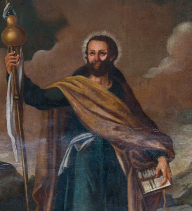 Zdjęcie nr 1: Obraz w formie stojącego prostokąta. W centrum kompozycji ukazany w całej postaci św. Jakub Apostoł na tle rozległego pejzażu. Święty przedstawiony frontalnie, z głową skierowaną w prawo, w lewej opuszczonej ręce trzyma otwartą księgę z napisem „ET / IN IESUM / CHRISTVM / FILIVM / EIVS / VNICVM /DOMINVM / NOSTRVM”, w prawej, uniesionej ma drewnianą laskę z białą szarfą i zawieszonym bukłakiem. Święty został ukazany jako dojrzały mężczyzna o pociągłej twarzy, migdałowatych, ciemnych oczach, szerokim nosie i pełnych ustach; okolonej gęstą brodą i krótkimi ciemnobrązowymi włosami. Wokół głowy nimb promienisty. Ubrany jest w ciemnoniebieską tunikę sięgającą poniżej kolan, przewiązaną w talii szarfą, żółty płaszcz przerzucony diagonalnie z prawego ramienia na lewe przedramię, na plecy ma zarzucony kapelusz pielgrzymi, a na nogach wysokie buty. W tle górzysty pejzaż z rozległym jeziorem, ponad nim błękitne niebo wypełnione biało-różowymi, gęstymi obłokami. 


