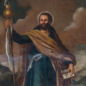 Zdjęcie nr 1: Obraz w formie stojącego prostokąta. W centrum kompozycji ukazany w całej postaci św. Jakub Apostoł na tle rozległego pejzażu. Święty przedstawiony frontalnie, z głową skierowaną w prawo, w lewej opuszczonej ręce trzyma otwartą księgę z napisem „ET / IN IESUM / CHRISTVM / FILIVM / EIVS / VNICVM /DOMINVM / NOSTRVM”, w prawej, uniesionej ma drewnianą laskę z białą szarfą i zawieszonym bukłakiem. Święty został ukazany jako dojrzały mężczyzna o pociągłej twarzy, migdałowatych, ciemnych oczach, szerokim nosie i pełnych ustach; okolonej gęstą brodą i krótkimi ciemnobrązowymi włosami. Wokół głowy nimb promienisty. Ubrany jest w ciemnoniebieską tunikę sięgającą poniżej kolan, przewiązaną w talii szarfą, żółty płaszcz przerzucony diagonalnie z prawego ramienia na lewe przedramię, na plecy ma zarzucony kapelusz pielgrzymi, a na nogach wysokie buty. W tle górzysty pejzaż z rozległym jeziorem, ponad nim błękitne niebo wypełnione biało-różowymi, gęstymi obłokami. 


