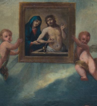 Zdjęcie nr 1: Obraz w formie stojącego prostokąta zamkniętego łukiem odcinkowym nadwieszonym. Kompozycja wielofiguralna, dwustrefowa. W górnej części namalowany obraz Misericordia Domini unoszony przez dwa putta, na tle zachmurzonego, miejscami rozświetlonego nieba. W dolnej części obrazu ukazane dwie grupy świętych adorujących wizerunek, zwróconych do wewnątrz kompozycji. W górnym rzędzie, od lewej ukazani bł. Michał Giedroyć w białym habicie, trzymający krzyż, bł. Izajasz Boner w czarnym habicie z lewą dłonią złożoną na piersi, św. Szymon z Lipnicy w brązowym habicie z rękoma złożonymi w geście modlitwy, św. Stanisław Kazimierczyk ubrany w białą albę i czarny mucet, w dłoni trzymający brewiarz, św. Jadwiga Andegaweńska w stroju królewskim, z berłem w dłoni, bł. Bronisława w białym habicie i czarnym welonie, z uniesionymi rękami, św. Jadwiga Śląska w stroju królewskim, z modelem świątyni i berłem oraz św. Kinga w brązowym habicie i czarnym welonie, lewą rękę podtrzymuje księgę i koronę otwartą. W dolnym rzędzie od lewej bł. Świętosław zwany Milczącym, w komży i stule, całujący krucyfiks, św. Jan Kanty w todze profesorskiej, z lewą ręką złożoną na piersi, bł. Wincenty Kadłubek w białym habicie o szerokich rękawach z uniesionymi rękami oraz św. Stanisław Kostka w czarnej sutannie ze skrzyżowanymi na piersi rękami, w których trzyma gałązkę lilii. 

