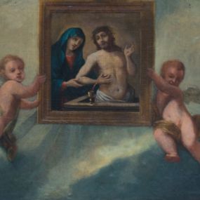 Zdjęcie nr 1: Obraz w formie stojącego prostokąta zamkniętego łukiem odcinkowym nadwieszonym. Kompozycja wielofiguralna, dwustrefowa. W górnej części namalowany obraz Misericordia Domini unoszony przez dwa putta, na tle zachmurzonego, miejscami rozświetlonego nieba. W dolnej części obrazu ukazane dwie grupy świętych adorujących wizerunek, zwróconych do wewnątrz kompozycji. W górnym rzędzie, od lewej ukazani bł. Michał Giedroyć w białym habicie, trzymający krzyż, bł. Izajasz Boner w czarnym habicie z lewą dłonią złożoną na piersi, św. Szymon z Lipnicy w brązowym habicie z rękoma złożonymi w geście modlitwy, św. Stanisław Kazimierczyk ubrany w białą albę i czarny mucet, w dłoni trzymający brewiarz, św. Jadwiga Andegaweńska w stroju królewskim, z berłem w dłoni, bł. Bronisława w białym habicie i czarnym welonie, z uniesionymi rękami, św. Jadwiga Śląska w stroju królewskim, z modelem świątyni i berłem oraz św. Kinga w brązowym habicie i czarnym welonie, lewą rękę podtrzymuje księgę i koronę otwartą. W dolnym rzędzie od lewej bł. Świętosław zwany Milczącym, w komży i stule, całujący krucyfiks, św. Jan Kanty w todze profesorskiej, z lewą ręką złożoną na piersi, bł. Wincenty Kadłubek w białym habicie o szerokich rękawach z uniesionymi rękami oraz św. Stanisław Kostka w czarnej sutannie ze skrzyżowanymi na piersi rękami, w których trzyma gałązkę lilii. 

