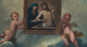 Zdjęcie nr 1: Obraz w formie stojącego prostokąta zamkniętego łukiem odcinkowym nadwieszonym. Kompozycja wielofiguralna, dwustrefowa. W górnej części namalowany obraz Misericordia Domini unoszony przez dwa putta, na tle zachmurzonego, miejscami rozświetlonego nieba. W dolnej części obrazu ukazane dwie grupy świętych adorujących wizerunek, zwróconych do wewnątrz kompozycji. W górnym rzędzie, od lewej ukazani bł. Michał Giedroyć w białym habicie, trzymający krzyż, bł. Izajasz Boner w czarnym habicie z lewą dłonią złożoną na piersi, św. Szymon z Lipnicy w brązowym habicie z rękoma złożonymi w geście modlitwy, św. Stanisław Kazimierczyk ubrany w białą albę i czarny mucet, w dłoni trzymający brewiarz, św. Jadwiga Andegaweńska w stroju królewskim, z berłem w dłoni, bł. Bronisława w białym habicie i czarnym welonie, z uniesionymi rękami, św. Jadwiga Śląska w stroju królewskim, z modelem świątyni i berłem oraz św. Kinga w brązowym habicie i czarnym welonie, lewą rękę podtrzymuje księgę i koronę otwartą. W dolnym rzędzie od lewej bł. Świętosław zwany Milczącym, w komży i stule, całujący krucyfiks, św. Jan Kanty w todze profesorskiej, z lewą ręką złożoną na piersi, bł. Wincenty Kadłubek w białym habicie o szerokich rękawach z uniesionymi rękami oraz św. Stanisław Kostka w czarnej sutannie ze skrzyżowanymi na piersi rękami, w których trzyma gałązkę lilii. 

