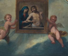 Zdjęcie nr 1: Obraz w formie stojącego prostokąta zamkniętego łukiem odcinkowym nadwieszonym. Kompozycja wielofiguralna, dwustrefowa. W górnej części namalowany obraz Misericordia Domini unoszony przez dwa putta, na tle zachmurzonego, miejscami rozświetlonego nieba. W dolnej części obrazu ukazane dwie grupy świętych adorujących wizerunek, zwróconych do wewnątrz kompozycji. W górnym rzędzie, od lewej ukazani bł. Michał Giedroyć w białym habicie, trzymający krzyż, bł. Izajasz Boner w czarnym habicie z lewą dłonią złożoną na piersi, św. Szymon z Lipnicy w brązowym habicie z rękoma złożonymi w geście modlitwy, św. Stanisław Kazimierczyk ubrany w białą albę i czarny mucet, w dłoni trzymający brewiarz, św. Jadwiga Andegaweńska w stroju królewskim, z berłem w dłoni, bł. Bronisława w białym habicie i czarnym welonie, z uniesionymi rękami, św. Jadwiga Śląska w stroju królewskim, z modelem świątyni i berłem oraz św. Kinga w brązowym habicie i czarnym welonie, lewą rękę podtrzymuje księgę i koronę otwartą. W dolnym rzędzie od lewej bł. Świętosław zwany Milczącym, w komży i stule, całujący krucyfiks, św. Jan Kanty w todze profesorskiej, z lewą ręką złożoną na piersi, bł. Wincenty Kadłubek w białym habicie o szerokich rękawach z uniesionymi rękami oraz św. Stanisław Kostka w czarnej sutannie ze skrzyżowanymi na piersi rękami, w których trzyma gałązkę lilii. 

