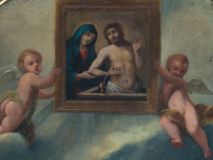 Zdjęcie nr 1: Obraz w formie stojącego prostokąta zamkniętego łukiem odcinkowym nadwieszonym. Kompozycja wielofiguralna, dwustrefowa. W górnej części namalowany obraz Misericordia Domini unoszony przez dwa putta, na tle zachmurzonego, miejscami rozświetlonego nieba. W dolnej części obrazu ukazane dwie grupy świętych adorujących wizerunek, zwróconych do wewnątrz kompozycji. W górnym rzędzie, od lewej ukazani bł. Michał Giedroyć w białym habicie, trzymający krzyż, bł. Izajasz Boner w czarnym habicie z lewą dłonią złożoną na piersi, św. Szymon z Lipnicy w brązowym habicie z rękoma złożonymi w geście modlitwy, św. Stanisław Kazimierczyk ubrany w białą albę i czarny mucet, w dłoni trzymający brewiarz, św. Jadwiga Andegaweńska w stroju królewskim, z berłem w dłoni, bł. Bronisława w białym habicie i czarnym welonie, z uniesionymi rękami, św. Jadwiga Śląska w stroju królewskim, z modelem świątyni i berłem oraz św. Kinga w brązowym habicie i czarnym welonie, lewą rękę podtrzymuje księgę i koronę otwartą. W dolnym rzędzie od lewej bł. Świętosław zwany Milczącym, w komży i stule, całujący krucyfiks, św. Jan Kanty w todze profesorskiej, z lewą ręką złożoną na piersi, bł. Wincenty Kadłubek w białym habicie o szerokich rękawach z uniesionymi rękami oraz św. Stanisław Kostka w czarnej sutannie ze skrzyżowanymi na piersi rękami, w których trzyma gałązkę lilii. 

