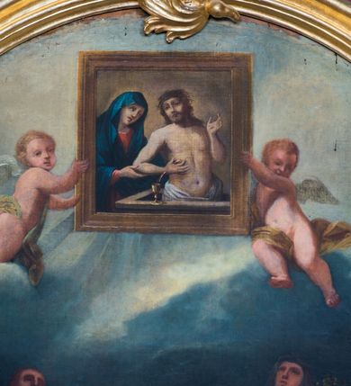 Zdjęcie nr 5: Obraz w formie stojącego prostokąta zamkniętego łukiem odcinkowym nadwieszonym. Kompozycja wielofiguralna, dwustrefowa. W górnej części namalowany obraz Misericordia Domini unoszony przez dwa putta, na tle zachmurzonego, miejscami rozświetlonego nieba. W dolnej części obrazu ukazane dwie grupy świętych adorujących wizerunek, zwróconych do wewnątrz kompozycji. W górnym rzędzie, od lewej ukazani bł. Michał Giedroyć w białym habicie, trzymający krzyż, bł. Izajasz Boner w czarnym habicie z lewą dłonią złożoną na piersi, św. Szymon z Lipnicy w brązowym habicie z rękoma złożonymi w geście modlitwy, św. Stanisław Kazimierczyk ubrany w białą albę i czarny mucet, w dłoni trzymający brewiarz, św. Jadwiga Andegaweńska w stroju królewskim, z berłem w dłoni, bł. Bronisława w białym habicie i czarnym welonie, z uniesionymi rękami, św. Jadwiga Śląska w stroju królewskim, z modelem świątyni i berłem oraz św. Kinga w brązowym habicie i czarnym welonie, lewą rękę podtrzymuje księgę i koronę otwartą. W dolnym rzędzie od lewej bł. Świętosław zwany Milczącym, w komży i stule, całujący krucyfiks, św. Jan Kanty w todze profesorskiej, z lewą ręką złożoną na piersi, bł. Wincenty Kadłubek w białym habicie o szerokich rękawach z uniesionymi rękami oraz św. Stanisław Kostka w czarnej sutannie ze skrzyżowanymi na piersi rękami, w których trzyma gałązkę lilii. 

