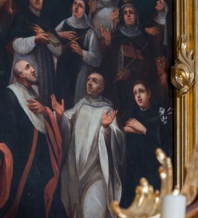 Zdjęcie nr 4: Obraz w formie stojącego prostokąta zamkniętego łukiem odcinkowym nadwieszonym. Kompozycja wielofiguralna, dwustrefowa. W górnej części namalowany obraz Misericordia Domini unoszony przez dwa putta, na tle zachmurzonego, miejscami rozświetlonego nieba. W dolnej części obrazu ukazane dwie grupy świętych adorujących wizerunek, zwróconych do wewnątrz kompozycji. W górnym rzędzie, od lewej ukazani bł. Michał Giedroyć w białym habicie, trzymający krzyż, bł. Izajasz Boner w czarnym habicie z lewą dłonią złożoną na piersi, św. Szymon z Lipnicy w brązowym habicie z rękoma złożonymi w geście modlitwy, św. Stanisław Kazimierczyk ubrany w białą albę i czarny mucet, w dłoni trzymający brewiarz, św. Jadwiga Andegaweńska w stroju królewskim, z berłem w dłoni, bł. Bronisława w białym habicie i czarnym welonie, z uniesionymi rękami, św. Jadwiga Śląska w stroju królewskim, z modelem świątyni i berłem oraz św. Kinga w brązowym habicie i czarnym welonie, lewą rękę podtrzymuje księgę i koronę otwartą. W dolnym rzędzie od lewej bł. Świętosław zwany Milczącym, w komży i stule, całujący krucyfiks, św. Jan Kanty w todze profesorskiej, z lewą ręką złożoną na piersi, bł. Wincenty Kadłubek w białym habicie o szerokich rękawach z uniesionymi rękami oraz św. Stanisław Kostka w czarnej sutannie ze skrzyżowanymi na piersi rękami, w których trzyma gałązkę lilii. 

