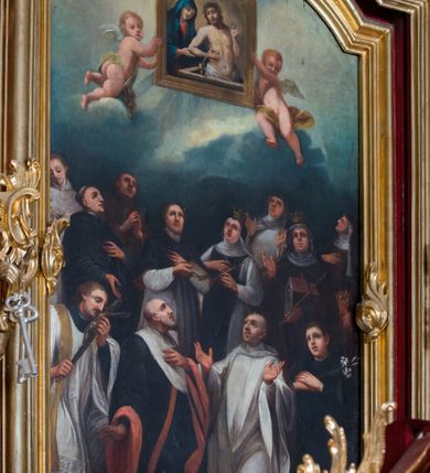 Zdjęcie nr 2: Obraz w formie stojącego prostokąta zamkniętego łukiem odcinkowym nadwieszonym. Kompozycja wielofiguralna, dwustrefowa. W górnej części namalowany obraz Misericordia Domini unoszony przez dwa putta, na tle zachmurzonego, miejscami rozświetlonego nieba. W dolnej części obrazu ukazane dwie grupy świętych adorujących wizerunek, zwróconych do wewnątrz kompozycji. W górnym rzędzie, od lewej ukazani bł. Michał Giedroyć w białym habicie, trzymający krzyż, bł. Izajasz Boner w czarnym habicie z lewą dłonią złożoną na piersi, św. Szymon z Lipnicy w brązowym habicie z rękoma złożonymi w geście modlitwy, św. Stanisław Kazimierczyk ubrany w białą albę i czarny mucet, w dłoni trzymający brewiarz, św. Jadwiga Andegaweńska w stroju królewskim, z berłem w dłoni, bł. Bronisława w białym habicie i czarnym welonie, z uniesionymi rękami, św. Jadwiga Śląska w stroju królewskim, z modelem świątyni i berłem oraz św. Kinga w brązowym habicie i czarnym welonie, lewą rękę podtrzymuje księgę i koronę otwartą. W dolnym rzędzie od lewej bł. Świętosław zwany Milczącym, w komży i stule, całujący krucyfiks, św. Jan Kanty w todze profesorskiej, z lewą ręką złożoną na piersi, bł. Wincenty Kadłubek w białym habicie o szerokich rękawach z uniesionymi rękami oraz św. Stanisław Kostka w czarnej sutannie ze skrzyżowanymi na piersi rękami, w których trzyma gałązkę lilii. 

