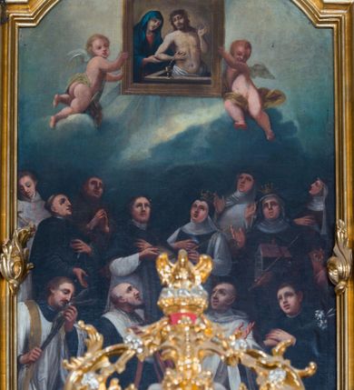 Zdjęcie nr 3: Obraz w formie stojącego prostokąta zamkniętego łukiem odcinkowym nadwieszonym. Kompozycja wielofiguralna, dwustrefowa. W górnej części namalowany obraz Misericordia Domini unoszony przez dwa putta, na tle zachmurzonego, miejscami rozświetlonego nieba. W dolnej części obrazu ukazane dwie grupy świętych adorujących wizerunek, zwróconych do wewnątrz kompozycji. W górnym rzędzie, od lewej ukazani bł. Michał Giedroyć w białym habicie, trzymający krzyż, bł. Izajasz Boner w czarnym habicie z lewą dłonią złożoną na piersi, św. Szymon z Lipnicy w brązowym habicie z rękoma złożonymi w geście modlitwy, św. Stanisław Kazimierczyk ubrany w białą albę i czarny mucet, w dłoni trzymający brewiarz, św. Jadwiga Andegaweńska w stroju królewskim, z berłem w dłoni, bł. Bronisława w białym habicie i czarnym welonie, z uniesionymi rękami, św. Jadwiga Śląska w stroju królewskim, z modelem świątyni i berłem oraz św. Kinga w brązowym habicie i czarnym welonie, lewą rękę podtrzymuje księgę i koronę otwartą. W dolnym rzędzie od lewej bł. Świętosław zwany Milczącym, w komży i stule, całujący krucyfiks, św. Jan Kanty w todze profesorskiej, z lewą ręką złożoną na piersi, bł. Wincenty Kadłubek w białym habicie o szerokich rękawach z uniesionymi rękami oraz św. Stanisław Kostka w czarnej sutannie ze skrzyżowanymi na piersi rękami, w których trzyma gałązkę lilii. 

