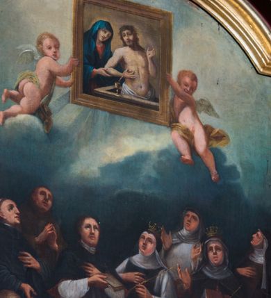 Zdjęcie nr 8: Obraz w formie stojącego prostokąta zamkniętego łukiem odcinkowym nadwieszonym. Kompozycja wielofiguralna, dwustrefowa. W górnej części namalowany obraz Misericordia Domini unoszony przez dwa putta, na tle zachmurzonego, miejscami rozświetlonego nieba. W dolnej części obrazu ukazane dwie grupy świętych adorujących wizerunek, zwróconych do wewnątrz kompozycji. W górnym rzędzie, od lewej ukazani bł. Michał Giedroyć w białym habicie, trzymający krzyż, bł. Izajasz Boner w czarnym habicie z lewą dłonią złożoną na piersi, św. Szymon z Lipnicy w brązowym habicie z rękoma złożonymi w geście modlitwy, św. Stanisław Kazimierczyk ubrany w białą albę i czarny mucet, w dłoni trzymający brewiarz, św. Jadwiga Andegaweńska w stroju królewskim, z berłem w dłoni, bł. Bronisława w białym habicie i czarnym welonie, z uniesionymi rękami, św. Jadwiga Śląska w stroju królewskim, z modelem świątyni i berłem oraz św. Kinga w brązowym habicie i czarnym welonie, lewą rękę podtrzymuje księgę i koronę otwartą. W dolnym rzędzie od lewej bł. Świętosław zwany Milczącym, w komży i stule, całujący krucyfiks, św. Jan Kanty w todze profesorskiej, z lewą ręką złożoną na piersi, bł. Wincenty Kadłubek w białym habicie o szerokich rękawach z uniesionymi rękami oraz św. Stanisław Kostka w czarnej sutannie ze skrzyżowanymi na piersi rękami, w których trzyma gałązkę lilii. 

